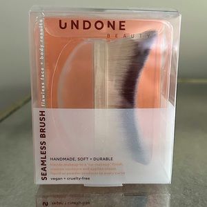 NEW! UNDONE seamless make-up contour brush from Anthropologie face or body